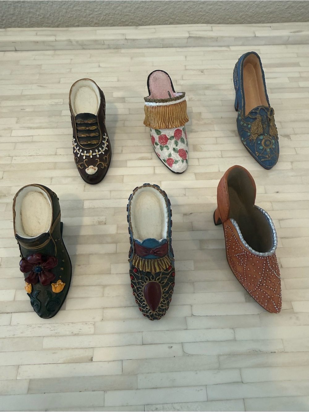 Decorative Women's Vintage-Style Mini Shoe Set - Multicolor